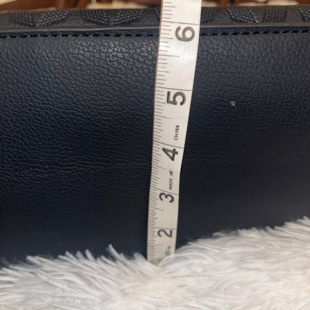 Michael Kors Jet Set Tote - Picture 10 of 12